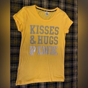 JUNIOR’S PINK VICTORIA’S SECRET T-SHIRT.